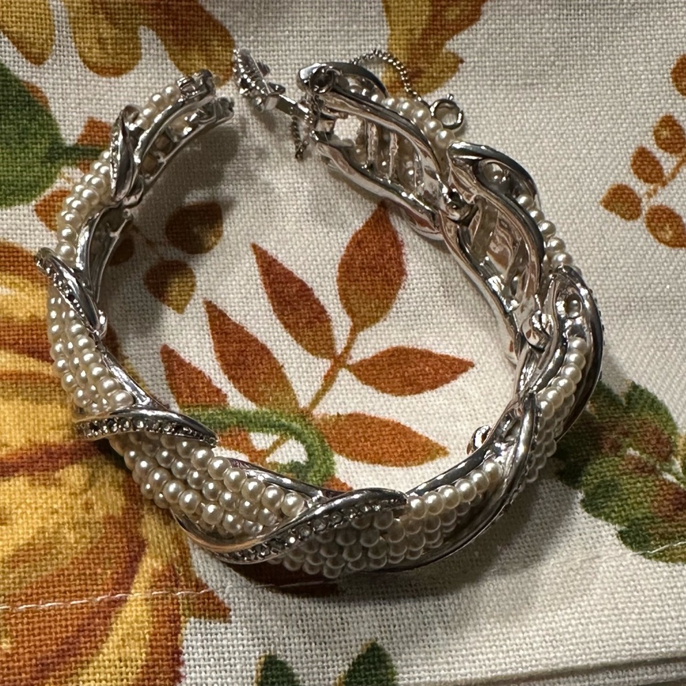 Ciner Elegant vintage  faux  Pearl and Silver bracelet. - Picture 2 of 5
